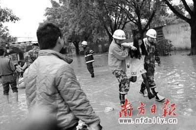 广东惠州连场暴雨路成河 43所学校昨停课