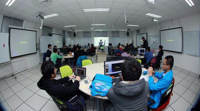 一堂让人无法分神的大学物理课 学生成为教室的主人