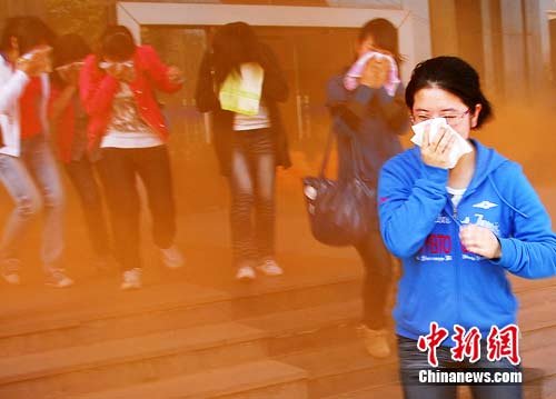 盐城防范高层建筑火灾 大学生学逃生施救本领