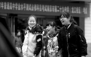 考生结伴走出考场，显得很轻松