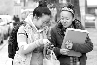 聋哑女孩靠读唇语上大学 学习勤奋获奖学金