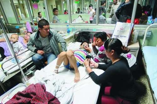 河北一小学厕所围墙倒塌 致1人死亡2人受伤