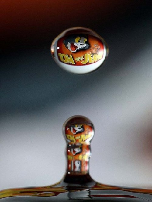 摄影师用高速相机捕捉水滴中的卡通人物