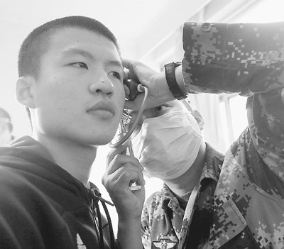 上海空军招飞体检 百名应届高中毕业生报名