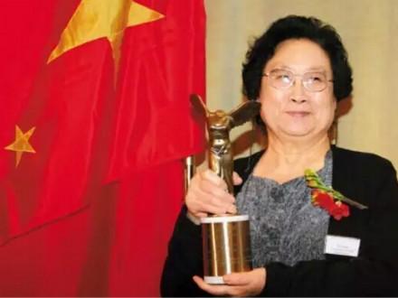 双语阅读:中国女科学家屠呦呦获诺贝尔医学奖