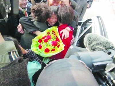 孪生<em>姐妹</em>相识34年后相认续:<em>姐妹俩</em>终于回乡认