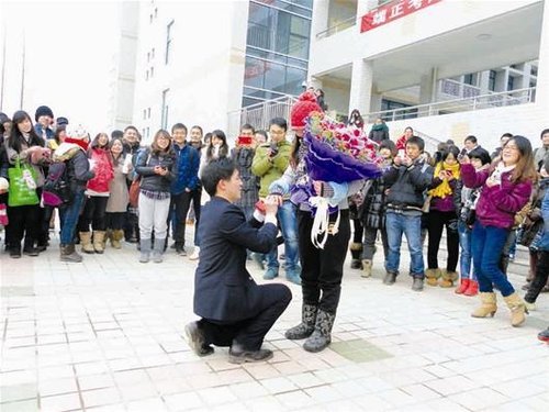 武汉一高校女孩考研结束 当天被学长回校求婚