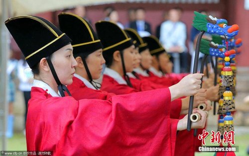 韩国民众着传统服饰跳舞迎接中秋
