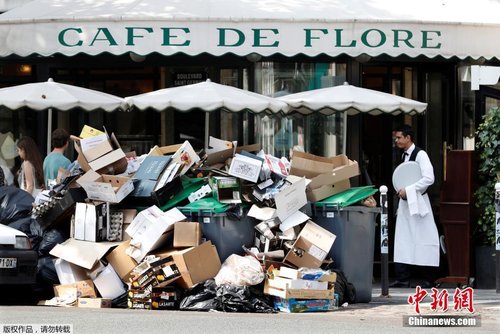 巴黎环卫工人罢工 浪漫之都变“垃圾之城”