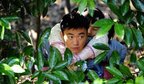 王宝强首演父亲《我的父亲是板凳》与张子枫父女情深