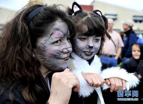 组图:孩子们举行彩妆游行 提前体验万圣节快乐