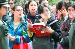 昨天，参加北京市招录公务员考试的考生在北京工业大学考点外备考。当天，北京市招录公务员考试开考。本报记者 方非摄