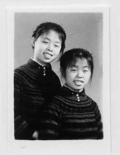 孪生<em>姐妹</em>相识34年后相认续:<em>姐妹俩</em>终于回乡认