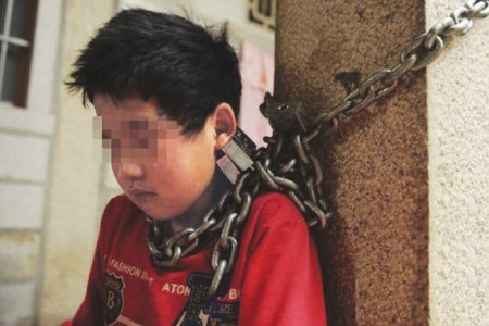 12岁少年遭拐卖 养父母离异后用铁链将孩子锁身