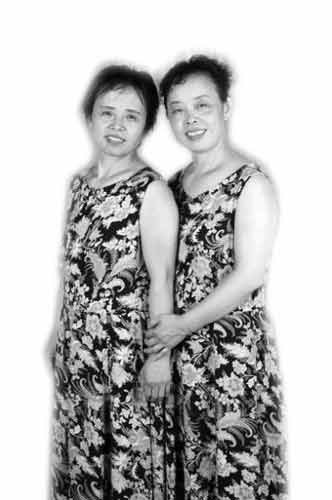 孪生<em>姐妹</em>相识34年后相认续:<em>姐妹俩</em>终于回乡认