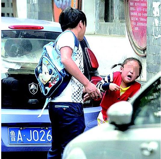 <em>一年级女孩</em>不愿进校门 遭护送人连扇三耳光_教