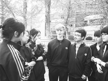 瑞典少年打工攒钱留学武汉 坦言中国学生辛苦