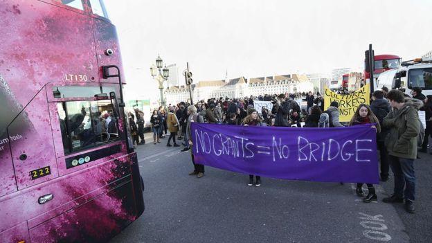 英取消贫困生补助 大批学生进行抗议游行