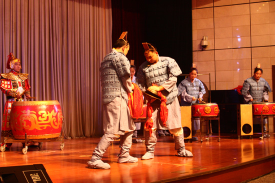 西安外事学院 陕西安志顺打击乐艺术团献艺_教