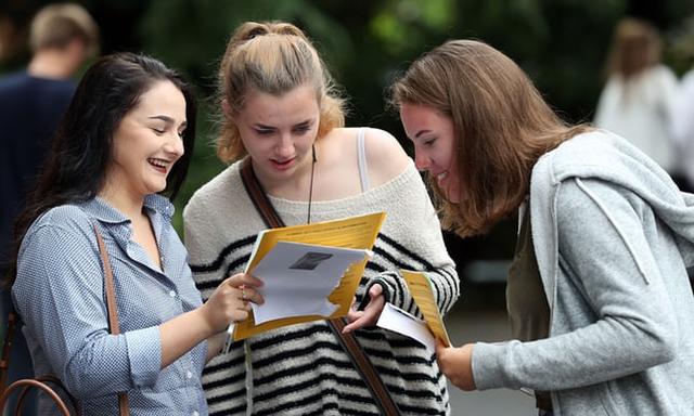 英国大学性别比例失衡 女生多出三万人创纪录