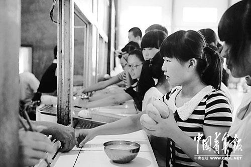 乡村艺考纪实:学生挑灯夜战练速写 轮流做模特