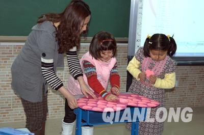 爱在身边 学会感恩成为时下小学生必修课