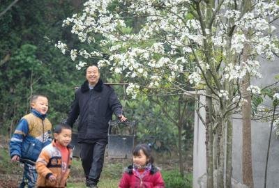 四川百年村小教师荒 留守老师退休继续讲课