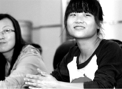 女孩唯一亲人高考前一天去世 好心人为其凑学费