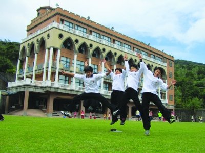 访台湾康桥学校：小六学生爬四千米高山拿毕业证