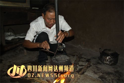 老教师独守四川深山小学36年 担心无人接班