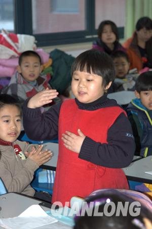 爱在身边 学会感恩成为时下小学生必修课