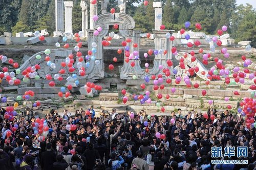 高三生举行<em>成人礼 女生</em>烈焰红唇盛装出席(组图