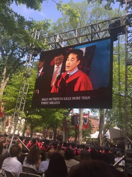 中国留学生首登哈佛毕业演讲台 称教育改变人生
