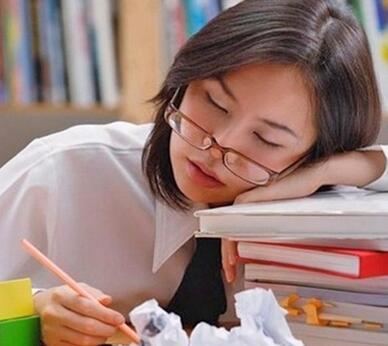 中学生缺觉普遍 高中想睡8小时是件奢侈的事