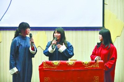 女生办相声专场庆女生节 男生穿围裙当配菜