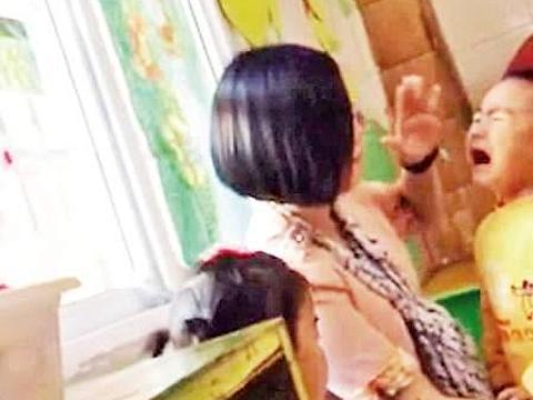 幼儿园老师脱孩子裤子拍打 回应称安慰孩子哭