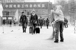 北京电影学院报名开始 周冬雨因工缺席家长代劳