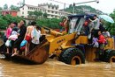 湖南溆浦高考考点遭水淹 考生坐挖土车转移