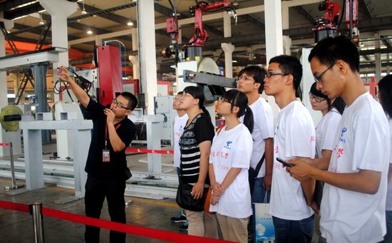 暑期实践:彭城对话机器人 矿大学子感受正能量