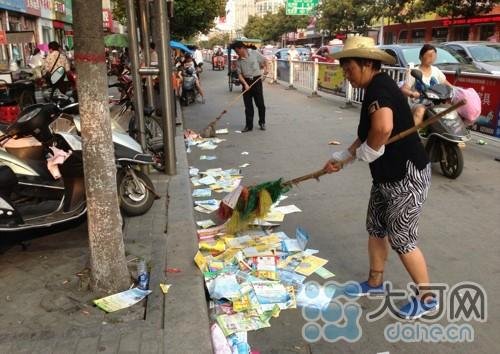 暑期补习班宣传单炮轰小学 苦坏环卫工(图)