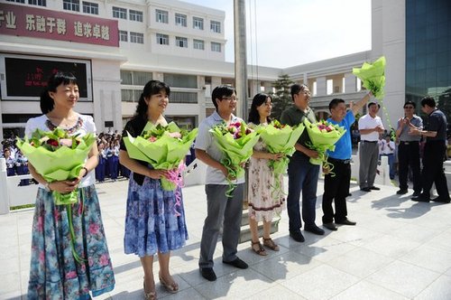 银川一中校长向高三毕业班班主任献花(组图)