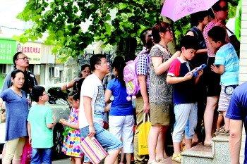 山东历下小学首试网上报名 老师孩子现场私聊