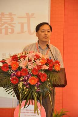 美国霍普金斯大学图书馆的资深图书馆系统专家张甲教授致辞