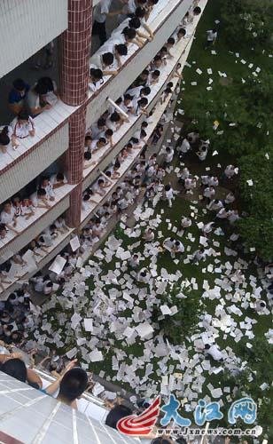 南昌中学生高考前撕书抛书减压 场面壮观(图)