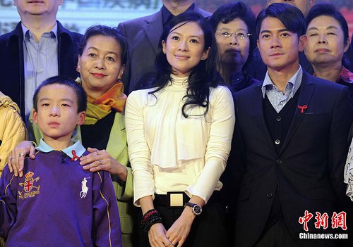 高清组图:众明星走进校园宣传世界艾滋病日