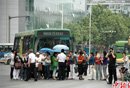 徐州考生家长冒险组人墙堵截主干道车辆通行