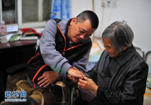 男子跳水勇救顽童致高位截瘫 荣誉迟到28年无