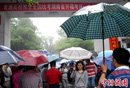 湖南280余乡镇普降暴雨 大雨难挡护考大军