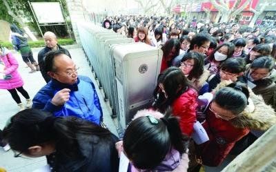 元旦南京1.2万人赶考新教师 3千余人系研究生