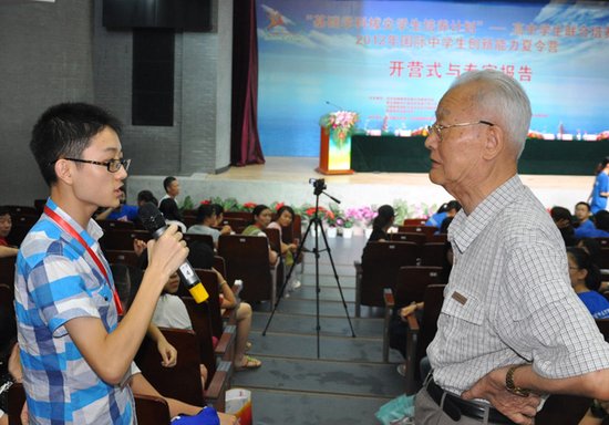 中科院院士蔡睿贤做相关科学报告并回答现场同学的热烈提问